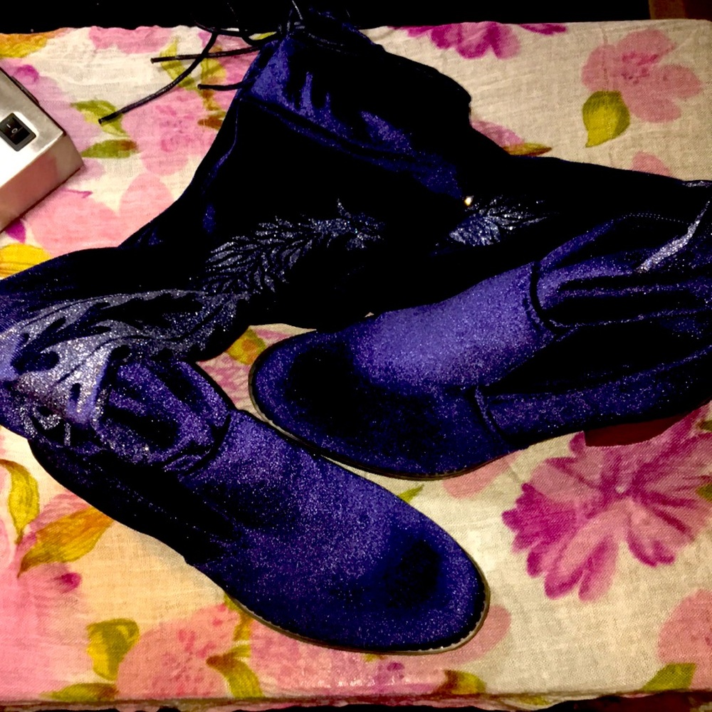 Weebo Navy Blue Suede with Zipper & Ties at Top, NIB New.